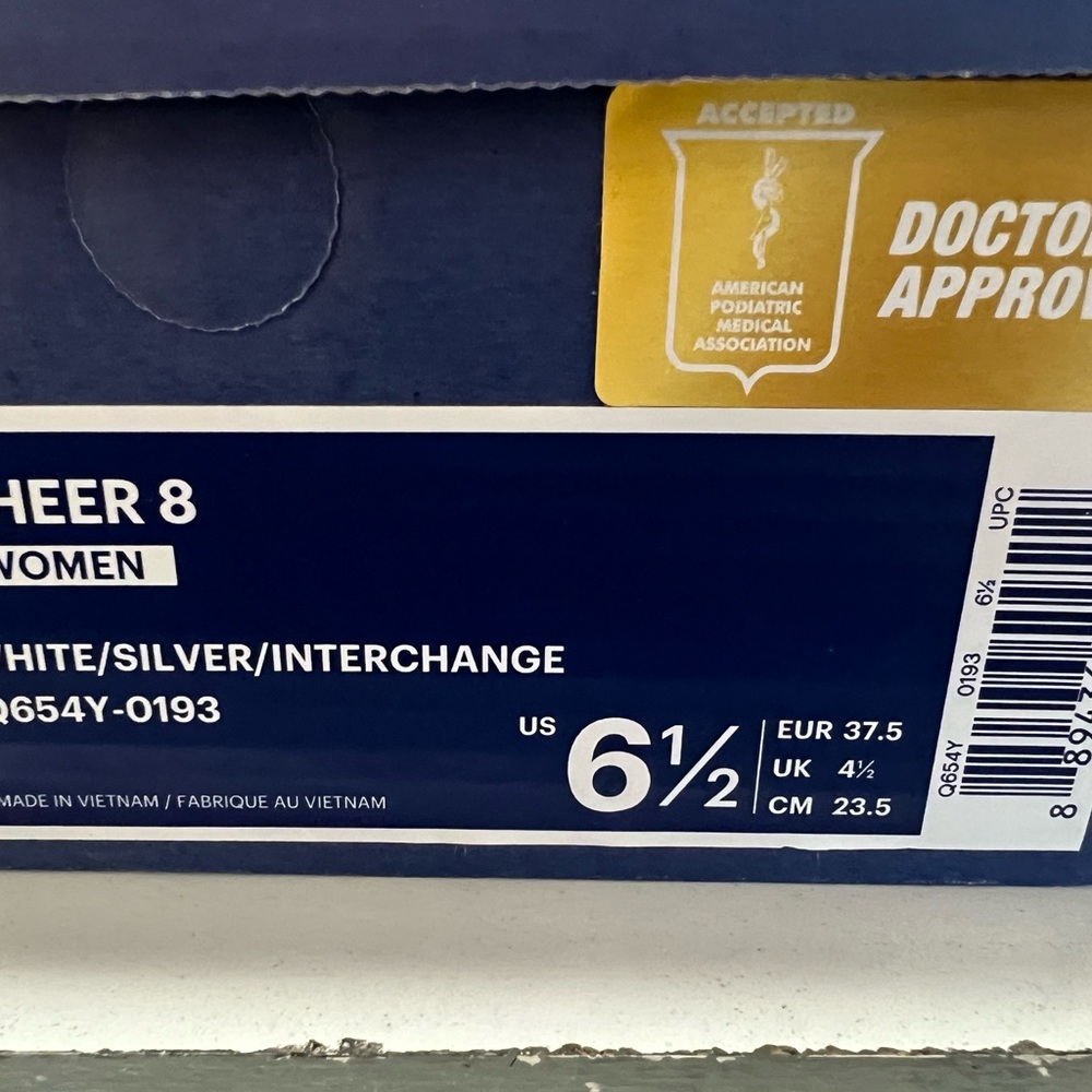 CHEERLEADING Asics White and Gray Athletic Shoes - Picture 4 of 4